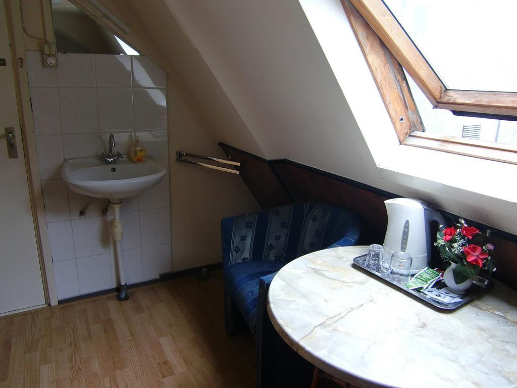 Budget Hotel Thorbecke Амстердам Стая снимка